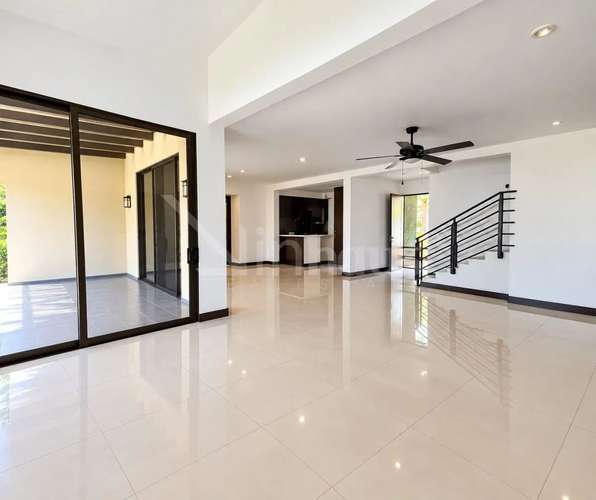 Casa de 2 niveles en alquiler en Parques del Sol, Santa Ana: 3 habitaciones, terraza y amenidades - Imagen 2