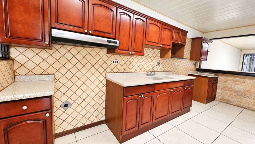 Venta de Casa de un nivel en Residencial Omega, La Unión: 3 dormitorios, jardín y fácil acceso. - Imagen 8
