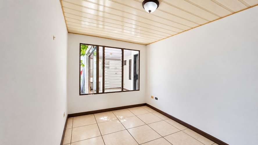 Venta de Casa de un nivel en Residencial Omega, La Unión: 3 dormitorios, jardín y fácil acceso. - Imagen 7