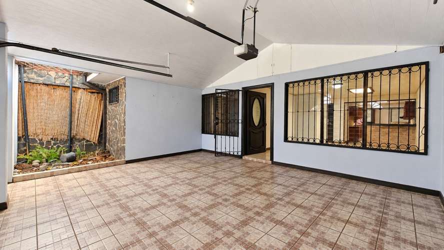 Venta de Casa de un nivel en Residencial Omega, La Unión: 3 dormitorios, jardín y fácil acceso. - Imagen 3