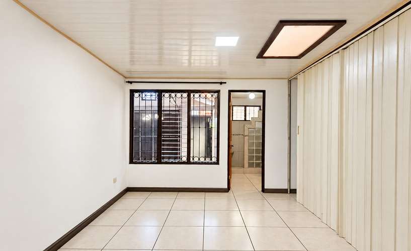 Venta de Casa de un nivel en Residencial Omega, La Unión: 3 dormitorios, jardín y fácil acceso. - Imagen 6