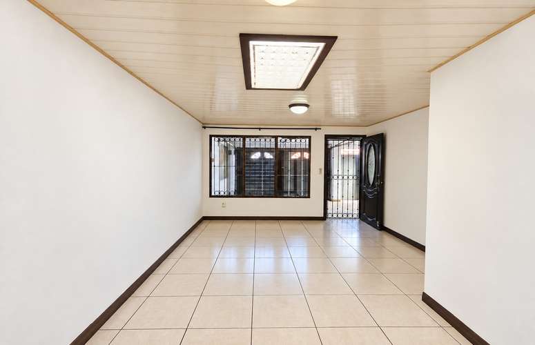 Venta de Casa de un nivel en Residencial Omega, La Unión: 3 dormitorios, jardín y fácil acceso. - Imagen 2