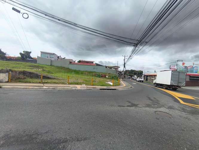 Lote comercial esquinero en San Pablo de Heredia 27-351
