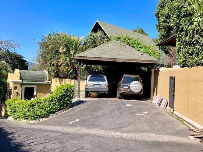  ALQUILER EN SANTA ANA | CASA TIPO CHALET DE DOS NIVELES $1900