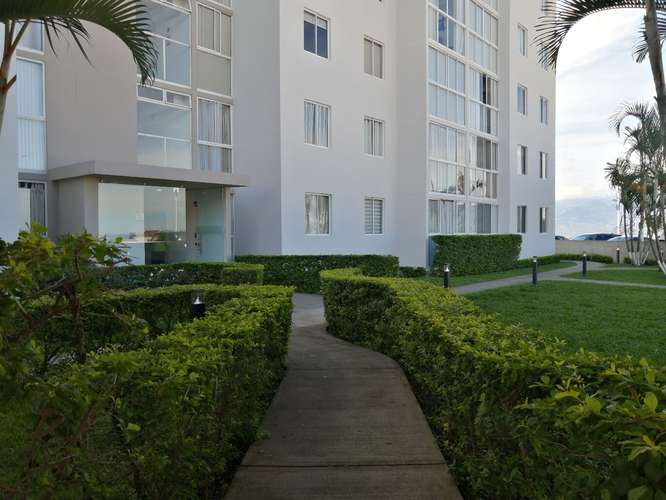 Apartamento en Condominio amobaldo y equipado, 2 dormitorios, 2 baños