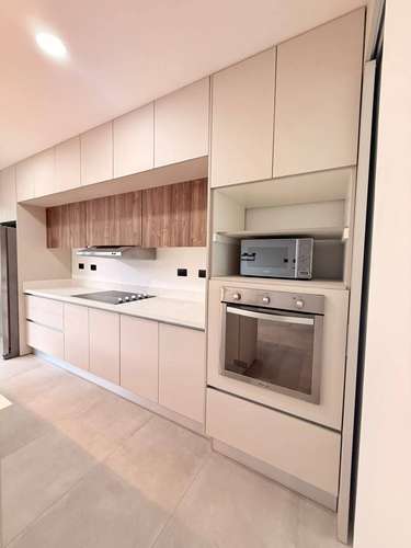 Casa de dos niveles en alquiler en Guachipelín de Escazú: 174 m² y amenidades de resort - Imagen 2