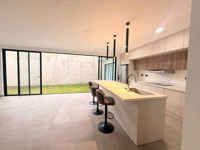 Casa de dos niveles en alquiler en Guachipelín de Escazú: 174 m² y amenidades de resort - Imagen 4