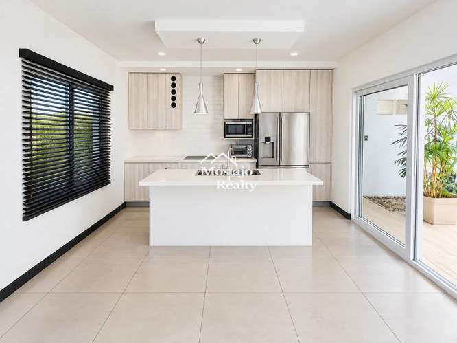 Alquiler de casa moderna, Condominio por la Cruz Roja, Santa Ana centro