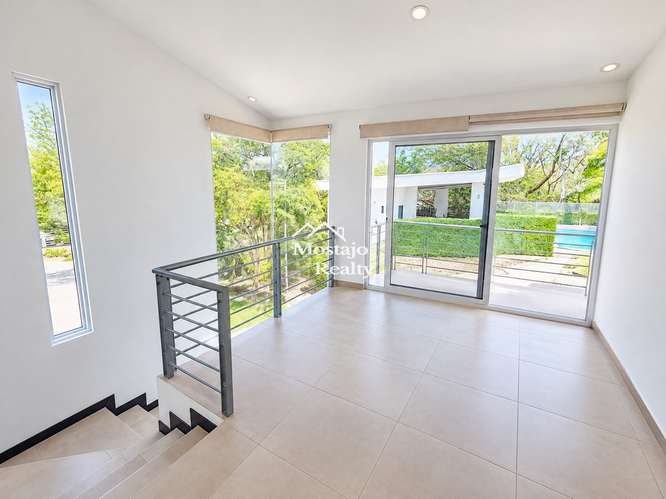 Alquiler de casa moderna, Condominio por la Cruz Roja, Santa Ana centro - Imagen 12
