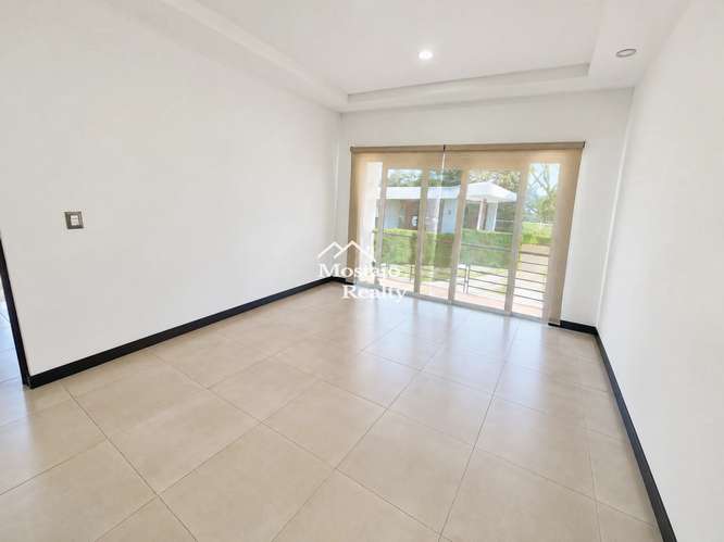 Alquiler de casa moderna, Condominio por la Cruz Roja, Santa Ana centro - Imagen 6