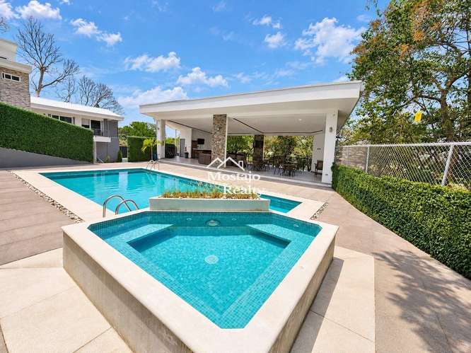 Alquiler de casa moderna, Condominio por la Cruz Roja, Santa Ana centro - Imagen 9
