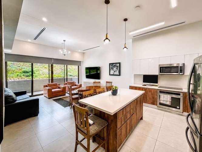 Apartamento moderno de 3 dormitorios en Escazú, San José, con vista a las montañas