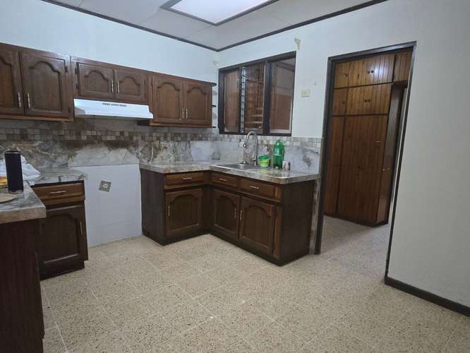 SE ALQUILA CASA GRANDE EN URBANIZACIÓN CARMIOL 650,000 - Imagen 4