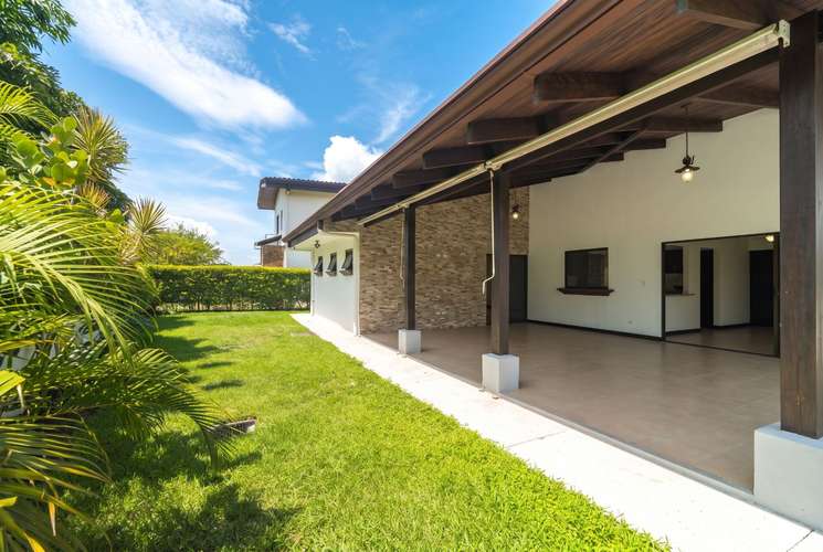 ID# 117686. Casa en Venta en Los Manzanos, Hacienda Los Reyes, La Guácima, Alajuela.