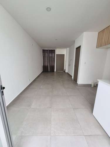 ALQUILER EN CONDOMINIO VISTAS SANTA ANA. 2 nvls 2 hbts 1,5 bns.