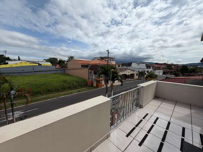 ¡Precio Actualizado! Espectacular y Amplia Casa con Balcón y Zona Verde en Exclusiva Zona de Curridabat . - Imagen 11