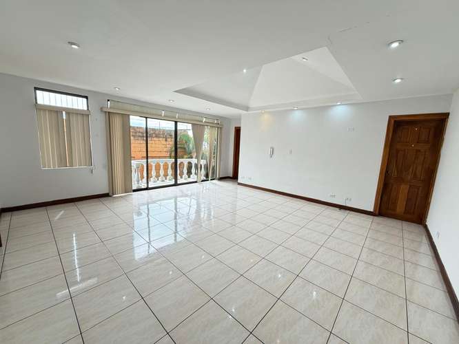 ¡Precio Actualizado! Espectacular y Amplia Casa con Balcón y Zona Verde en Exclusiva Zona de Curridabat . - Imagen 7