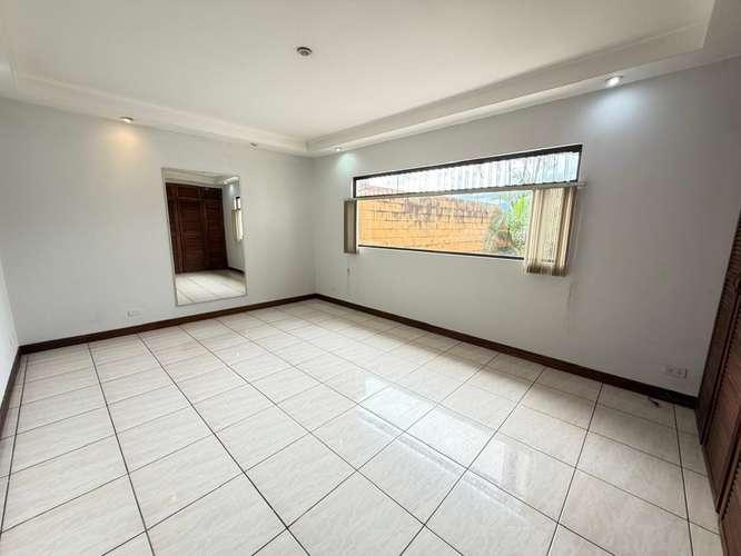 ¡Precio Actualizado! Espectacular y Amplia Casa con Balcón y Zona Verde en Exclusiva Zona de Curridabat . - Imagen 6