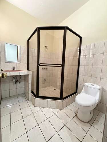¡Precio Actualizado! Espectacular y Amplia Casa con Balcón y Zona Verde en Exclusiva Zona de Curridabat . - Imagen 17
