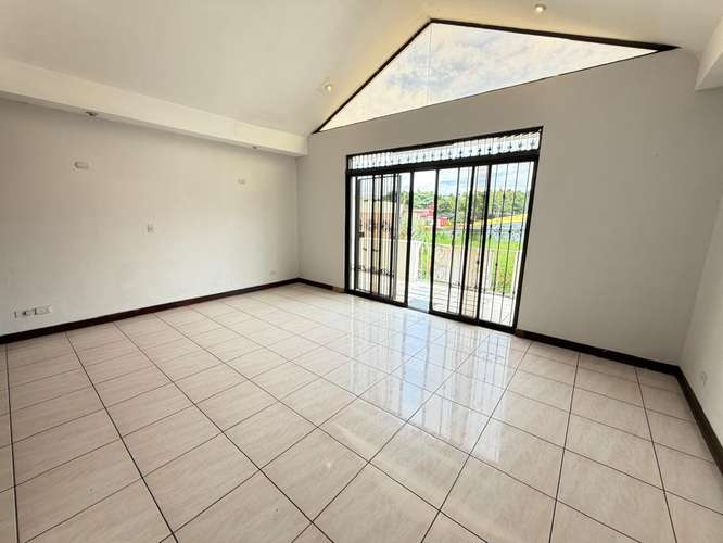 ¡Precio Actualizado! Espectacular y Amplia Casa con Balcón y Zona Verde en Exclusiva Zona de Curridabat . - Imagen 5