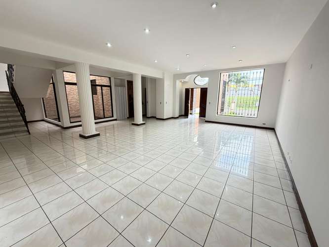 ¡Precio Actualizado! Espectacular y Amplia Casa con Balcón y Zona Verde en Exclusiva Zona de Curridabat . - Imagen 2