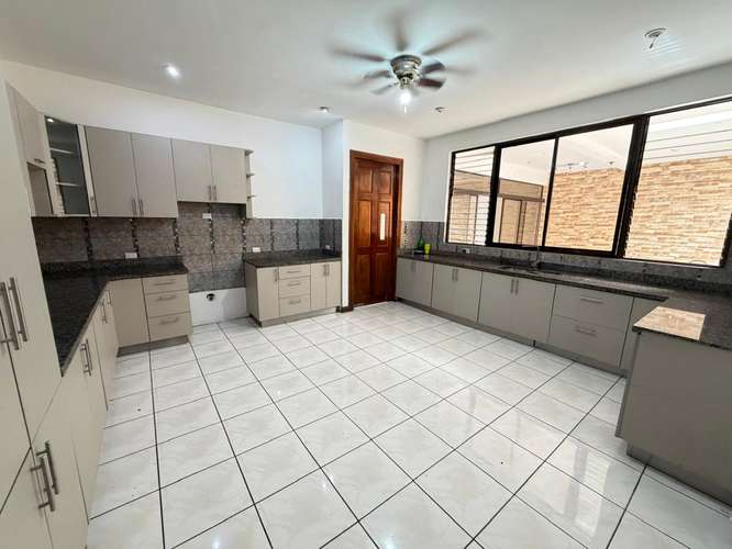¡Precio Actualizado! Espectacular y Amplia Casa con Balcón y Zona Verde en Exclusiva Zona de Curridabat . - Imagen 4