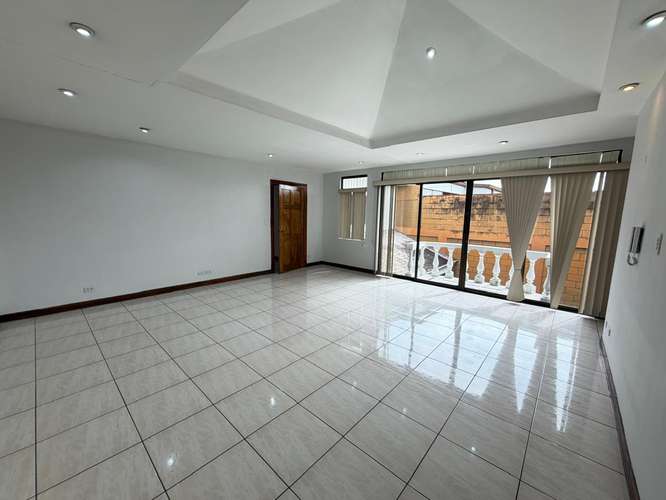 ¡Precio Actualizado! Espectacular y Amplia Casa con Balcón y Zona Verde en Exclusiva Zona de Curridabat . - Imagen 8