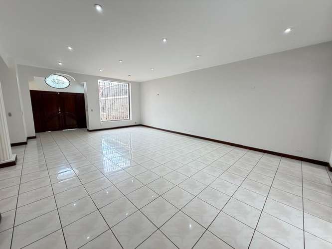 ¡Precio Actualizado! Espectacular y Amplia Casa con Balcón y Zona Verde en Exclusiva Zona de Curridabat . - Imagen 3