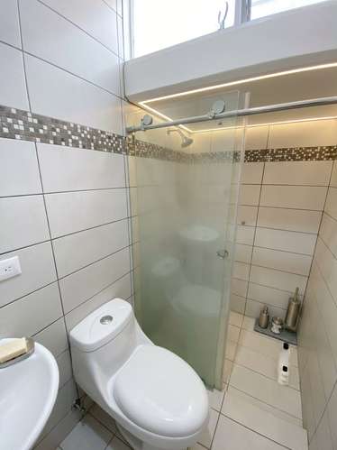 Escazú Se Alquila cómoda casa en Condominio 2 HAB $1300 - Imagen 5