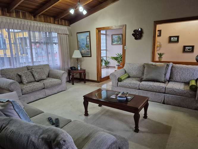 Casa Independiente dos plantas con amplio jardín en Sabanilla - Imagen 4