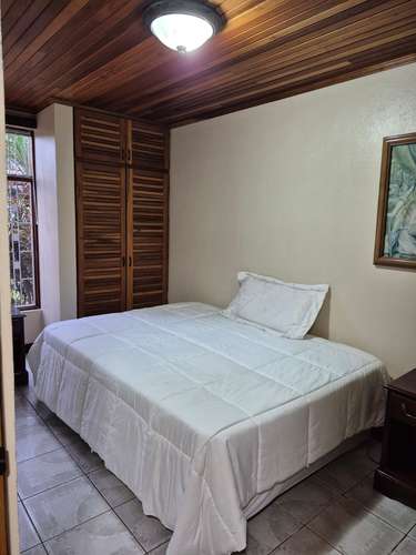 Casa Independiente dos plantas con amplio jardín en Sabanilla - Imagen 13