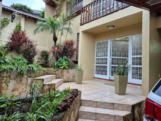 Casa Independiente dos plantas con amplio jardín en Sabanilla - Imagen 17