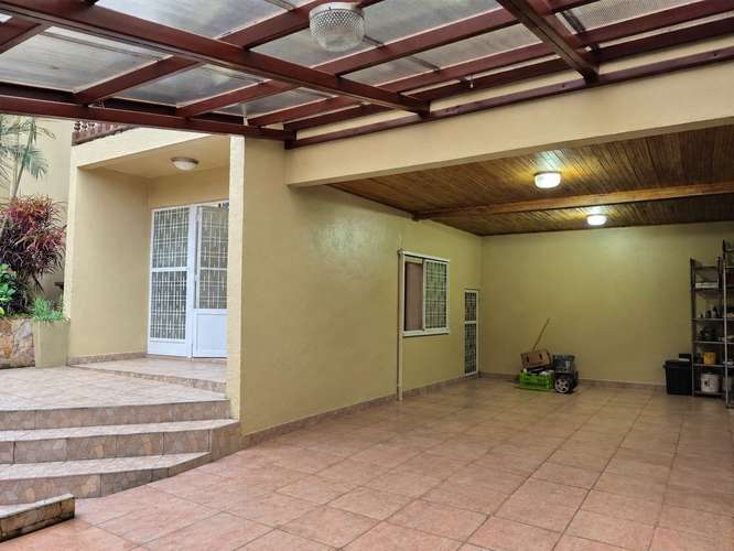 Casa Independiente dos plantas con amplio jardín en Sabanilla - Imagen 15