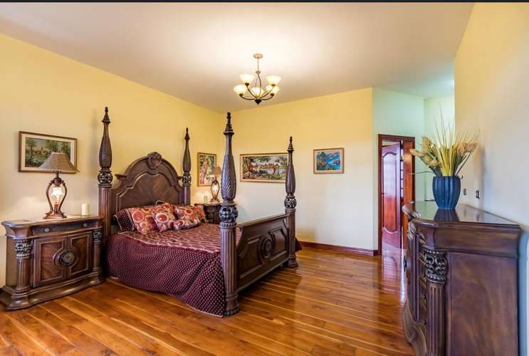 Casa de 4 dormitorios con piscina y cancha de tenis en Atenas, Alajuela