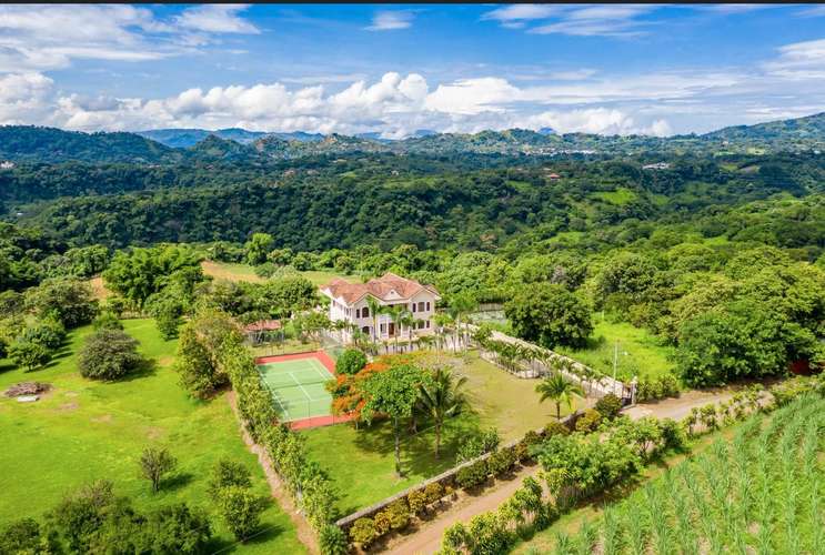 Casa de 4 dormitorios con piscina y cancha de tenis en Atenas, Alajuela
