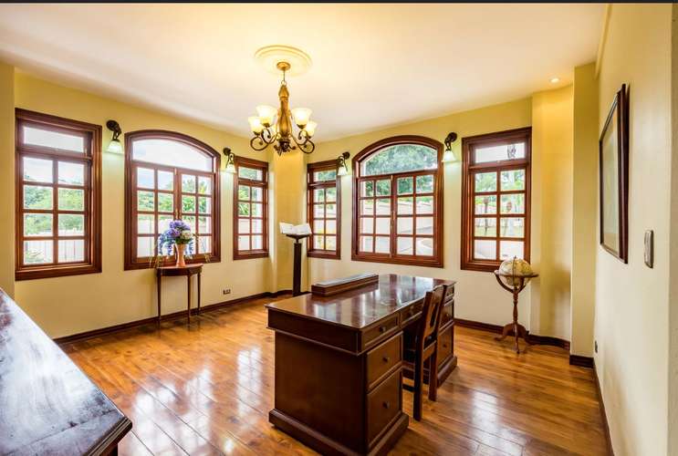 Casa de 4 dormitorios con piscina y cancha de tenis en Atenas, Alajuela