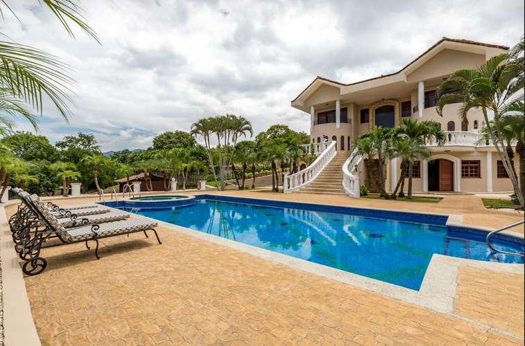 Casa de 4 dormitorios con piscina y cancha de tenis en Atenas, Alajuela