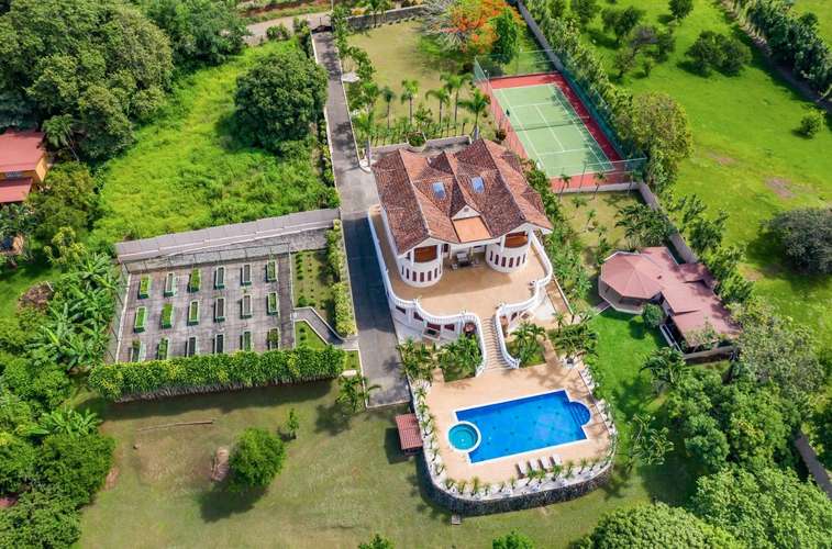 Casa de 4 dormitorios con piscina y cancha de tenis en Atenas, Alajuela