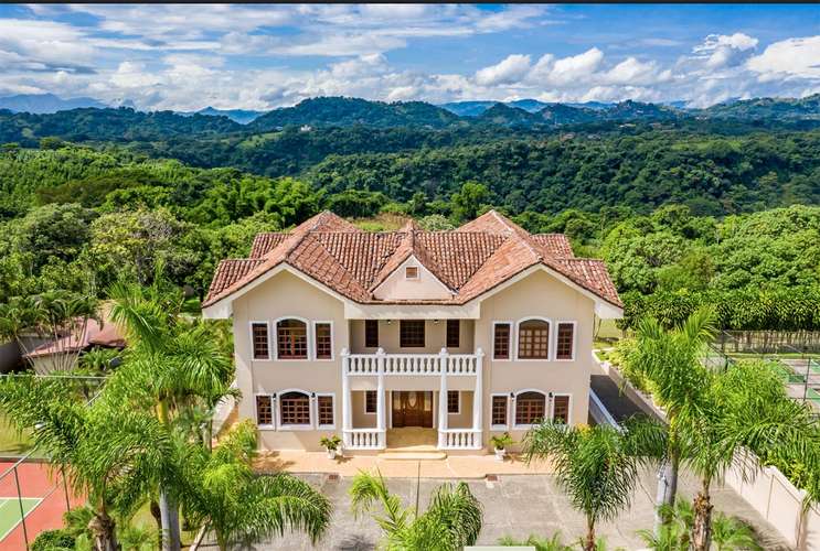 Casa de 4 dormitorios con piscina y cancha de tenis en Atenas, Alajuela