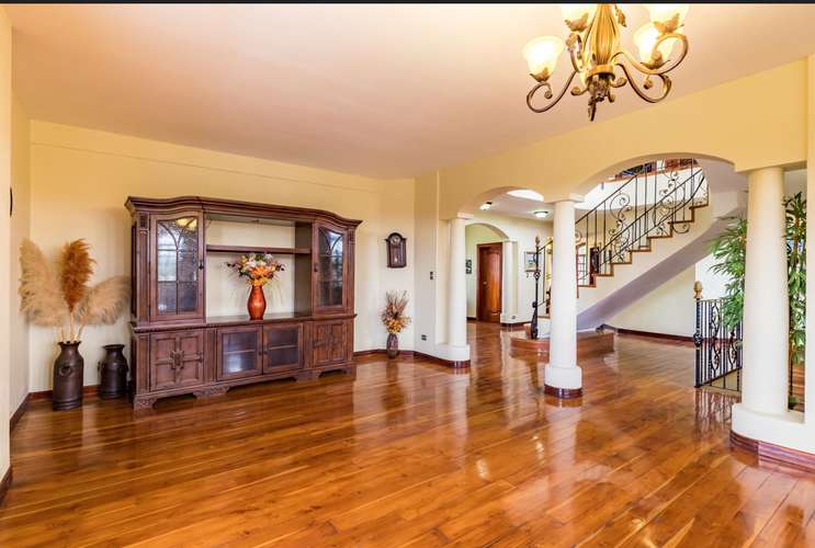 Casa de 4 dormitorios con piscina y cancha de tenis en Atenas, Alajuela