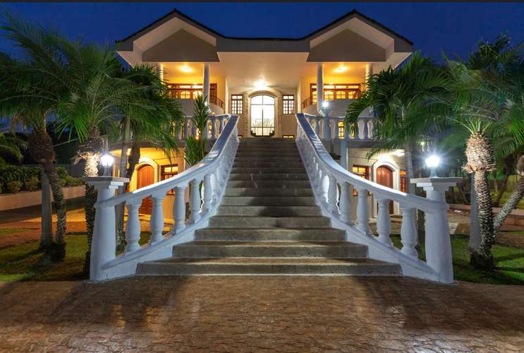 Casa de 4 dormitorios con piscina y cancha de tenis en Atenas, Alajuela