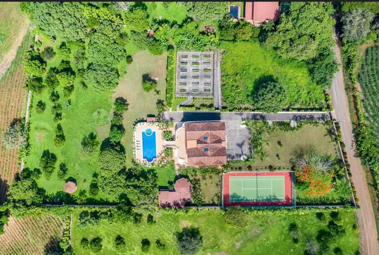 Casa de 4 dormitorios con piscina y cancha de tenis en Atenas, Alajuela