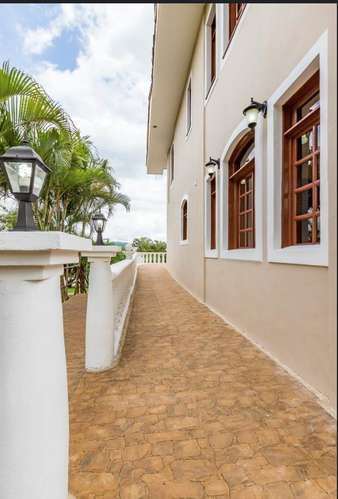 Casa de 4 dormitorios con piscina y cancha de tenis en Atenas, Alajuela