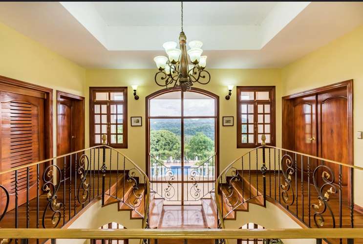 Casa de 4 dormitorios con piscina y cancha de tenis en Atenas, Alajuela
