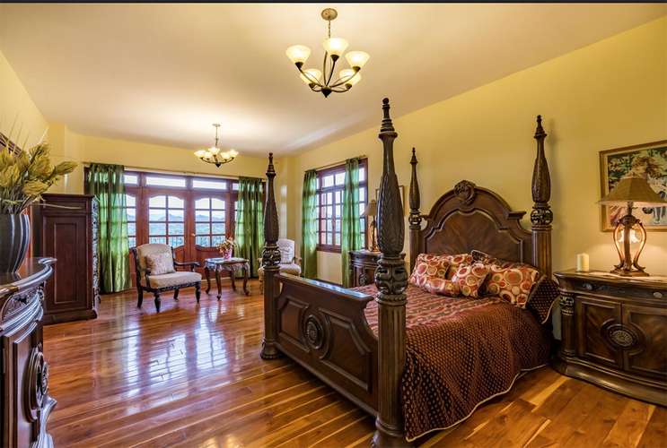 Casa de 4 dormitorios con piscina y cancha de tenis en Atenas, Alajuela
