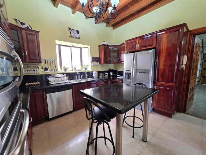 Casa de 4 dormitorios en San José provincia con garaje doble y jardín - Imagen 15