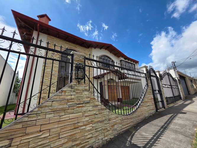 Casa de 4 dormitorios en San José provincia con garaje doble y jardín - Imagen 2