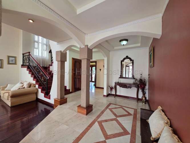 Casa de 4 dormitorios en San José provincia con garaje doble y jardín - Imagen 6