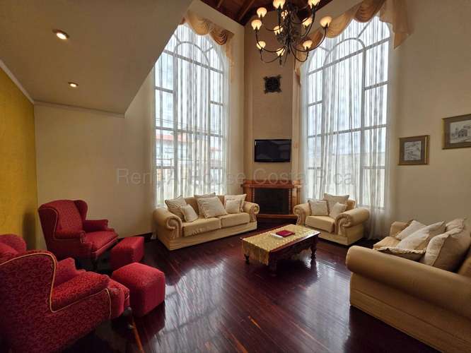 Casa de 4 dormitorios en San José provincia con garaje doble y jardín - Imagen 8