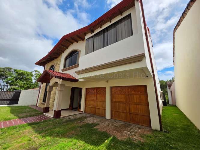 Casa de 4 dormitorios en San José provincia con garaje doble y jardín - Imagen 3